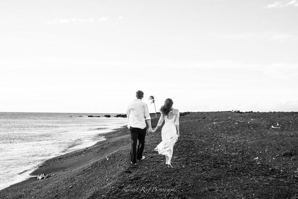 couple frame palm tree hawaii wedding photos