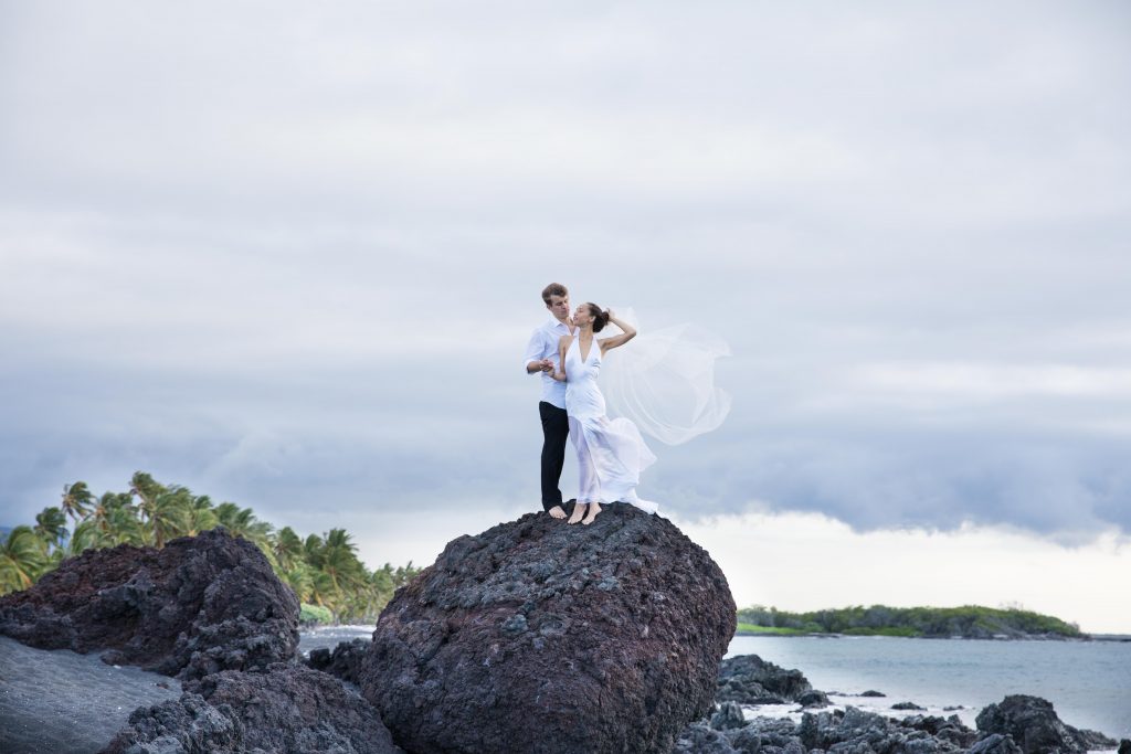 couple married on beach big island photographer