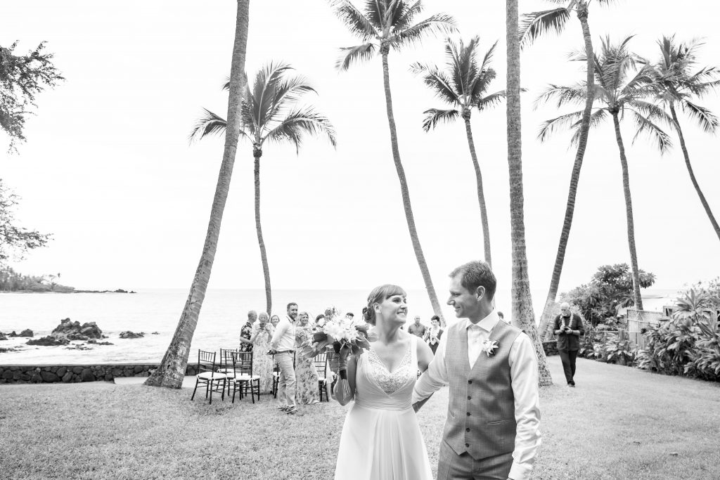 couple get married in Hawaii