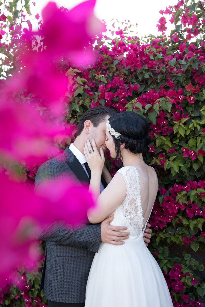 couple kiss outdoors hawaii wedding photographer