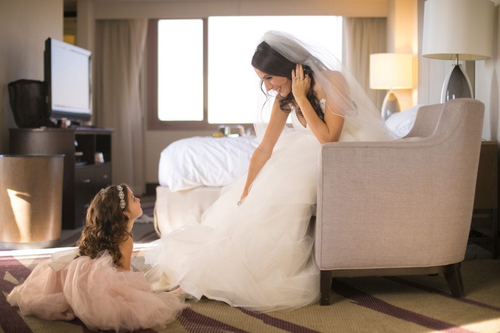 bride gettin ready in Hawaii hotel